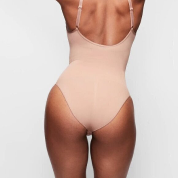 Skims SCULPTING BODYSUIT W. SNAPS Size small - Picture 3 of 4